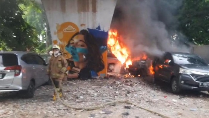 3 Mobil Terbakar di Kolong Rel KA Karang Anyar Jakpus - Update 1