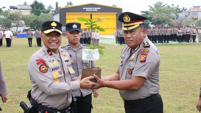 **Wakapolda Riau Beri Bibit Pohon ke Personel Naik Pangkat, Simbol Integritas**