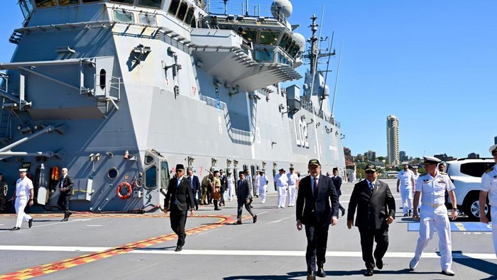 Prabowo dan PM Albanese Bersama Tinjau Kapal Perang HMAS Canberra di Australia