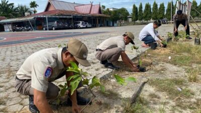 **Dukung Program Kapolda Riau, Satlantas Polres Siak Tanam Pohon Jambu Air untuk Kebangkitan Hutan**