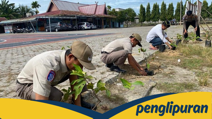 **Dukung Program Kapolda Riau, Satlantas Polres Siak Tanam Pohon Jambu Air untuk Kebangkitan Hutan**