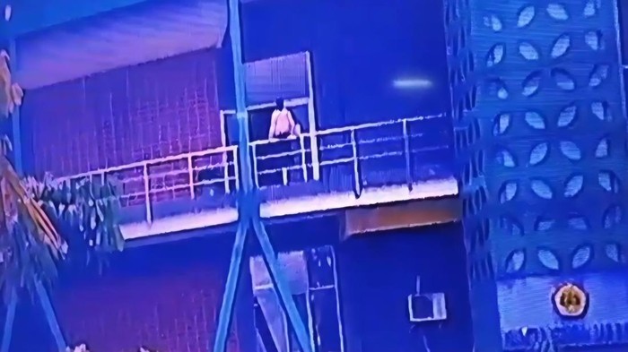 **Detik-detik Terakhir: Mahasiswi Jatuh dari Lantai 3 Kampus Bogor, CCTV Terekam Sebelum Tragedi**