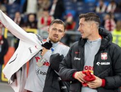 Meski Sudah Tua, Lewandowski Masih Setara Kane dan Haaland: Ulasan dari Bek Aston Villa Matty Cash