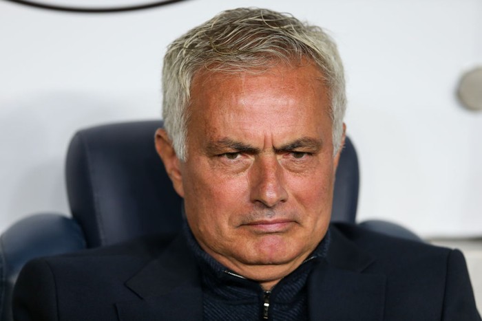 **Mourinho Bikin Fenerbahce Cekak: Pesangon Besar dan Tagihan Hotel Mengejutkan!**