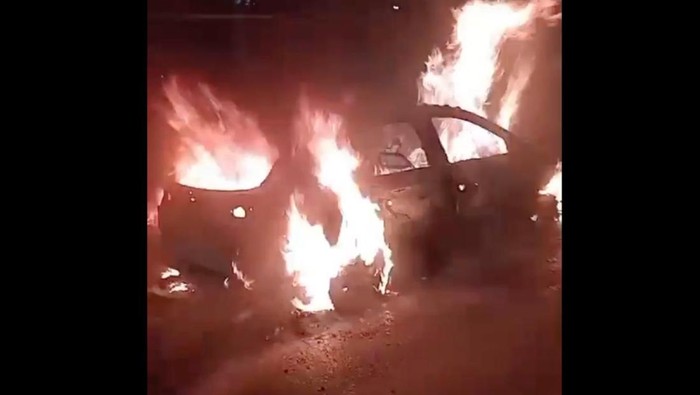 **Mobil Terbakar di Tol Wiyoto Wiyono Arah Pluit, Lalin Macet, Penyebab Masih Misteri**