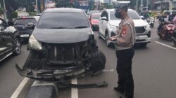 Mobil Nyangkut di Separator Menteng, Lalin Tugu Tani Tersendat
