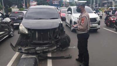 **Mobil Nyangkut Tabrak Separator di Menteng, Lalin Arah Tugu Tani Tersendat**