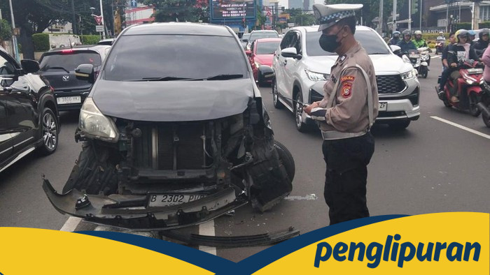 **Mobil Nyangkut Tabrak Separator di Menteng, Lalin Arah Tugu Tani Tersendat**