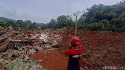 **Cilacap Dilanda Longsor: Warga Saksikan Bencana Menerjang Saat Malam Gelap**