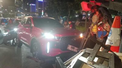 Mobil Tabrak Planter Box di Jalan Sudirman gegara Ban Pecah, Ini Dampaknya!