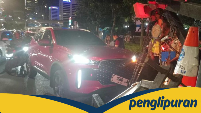 Mobil Tabrak Planter Box di Jalan Sudirman gegara Ban Pecah, Ini Dampaknya!