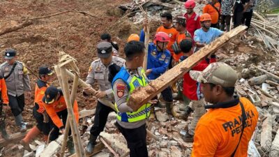 Polda Jateng Kerahkan 155 Personel-4 Anjing Pelacak Cari Korban Longsor Cilacap – Update 1