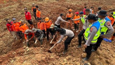 Tanah Masih Bergerak, Warga Zona Rawan Longsor Cilacap Dilarikan dari Bencana Mendadak