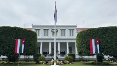 Bendera Yordania Hiasi Istana Jelang Kedatangan Raja Abdullah II – Update 1