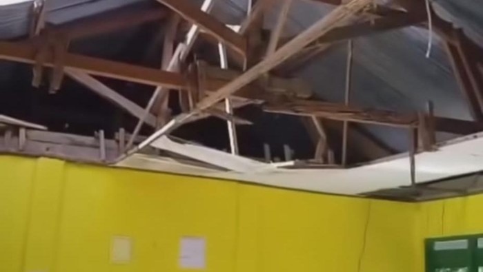 Guru di Bulukumba Videokan Sekolah Ambruk, Minta Maaf Usai Dipanggil Disdik - Update 1