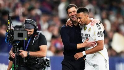 “Ruang Ganti Madrid Bergejolak, Mbappe Bela Alonso: Krisis Tim atau Solidaritas?”