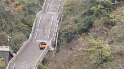 Chery vs Range Rover: Pertarungan di 999 Anak Tangga, Siapa yang Akan Jatuh?