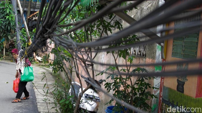 **Bina Marga Jakarta Selatan Hadapi Hambatan dalam Rapor Kabel Menjuntai, Warga Tetap Minta Solusi Total**