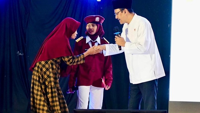 **Mensos Gus Ipul Disambut Puisi dan Hadrah Siswa di Dialog Sekolah Rakyat Pasuruan**