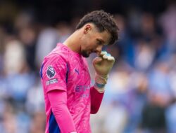 **Donnarumma Tetap, Trafford Ingin Hengkang: Kisah Dua Kiper Man City**