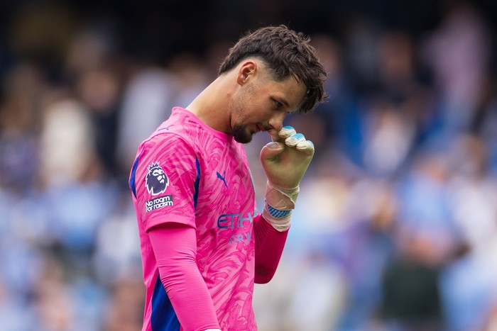 **Donnarumma Tetap, Trafford Ingin Hengkang: Kisah Dua Kiper Man City**