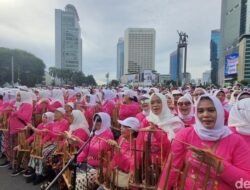 Ribuan Lansia Warna-Warni Bermain Angklung, CFD Bundaran HI Kebanjiran Kebahagiaan!