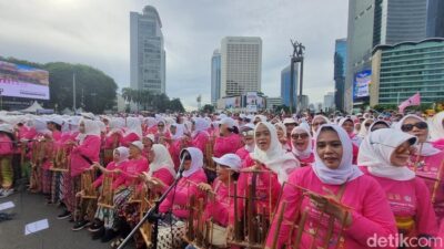Ribuan Lansia Warna-Warni Bermain Angklung, CFD Bundaran HI Kebanjiran Kebahagiaan!