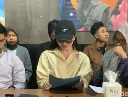 “Deni Apriadi ‘MUA Dea Lipa’ Bongkar Kisah Duka Bully di Masa Kecil”.