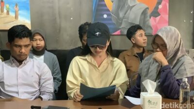 “Deni Apriadi ‘MUA Dea Lipa’ Bongkar Kisah Duka Bully di Masa Kecil”.