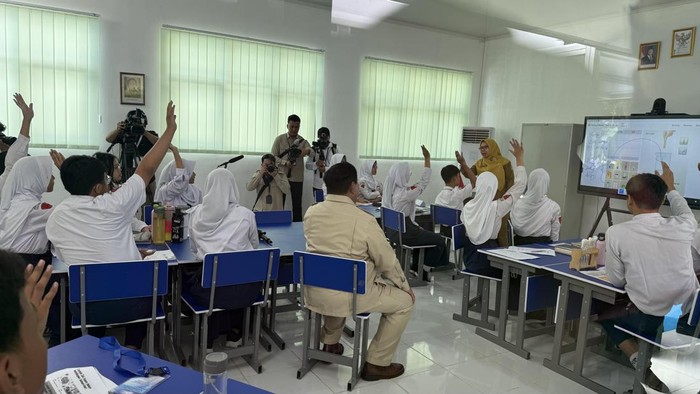Prabowo Minta Mendikdasmen Perkuat Konten Smartboard untuk Pendidikan