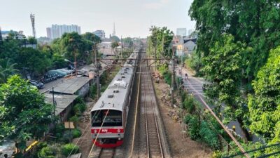 Gangguan Mendorong KRL Jakarta-Bogor Jalan Bergantian di Depok