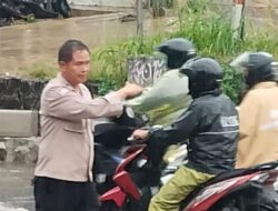 Banjir Menerjang Jalan Aria Putra Ciputat Usai Hujan Deras