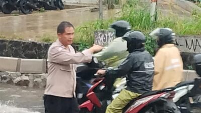 Banjir Menerjang Jalan Aria Putra Ciputat Usai Hujan Deras