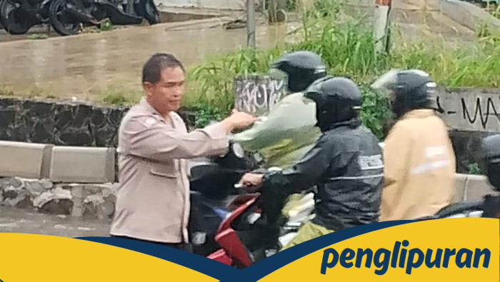 Banjir Menerjang Jalan Aria Putra Ciputat Usai Hujan Deras