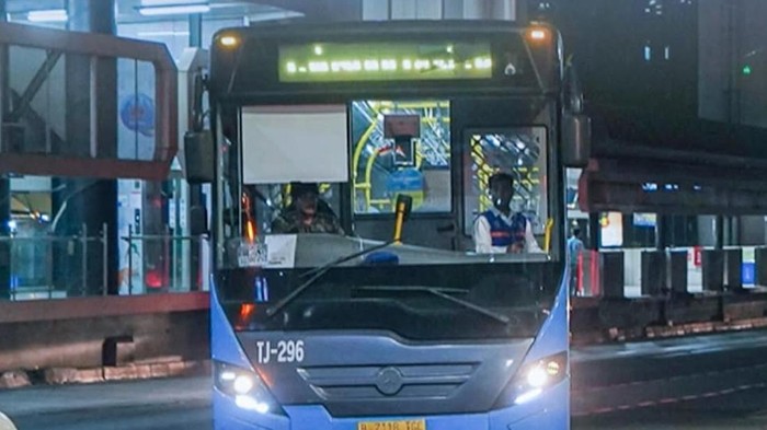 Genangan Usai Hujan Deras Sore Ini, Ini Daftar Rute Transjakarta yang Terdampak
