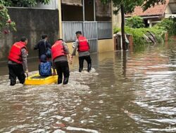 Banjir 80 Cm di Pondok Karya Jaksel, Warga Terpaksa Naik Perahu Karet