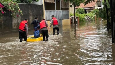 Banjir 80 Cm di Pondok Karya Jaksel, Warga Terpaksa Naik Perahu Karet