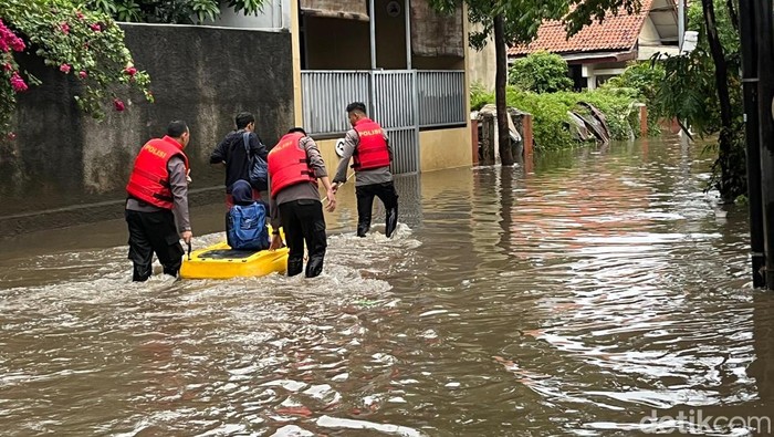 Banjir 80 Cm di Pondok Karya Jaksel, Warga Terpaksa Naik Perahu Karet