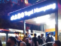 Antrean Menyulut Kejengkelan Warga di Halte Tegal Mampang Sore Ini