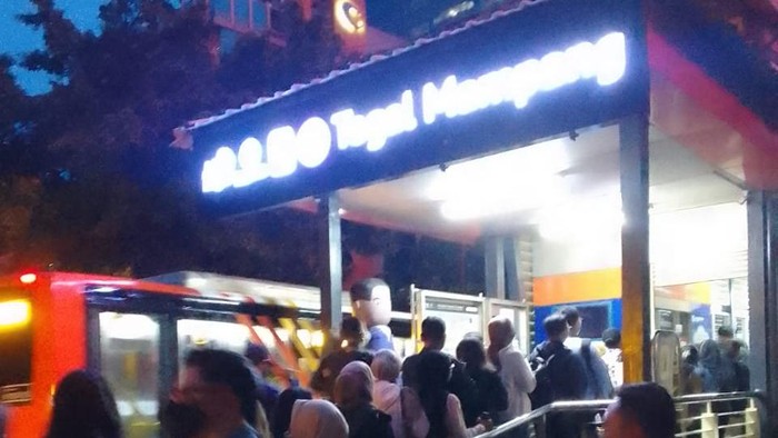 Antrean Menyulut Kejengkelan Warga di Halte Tegal Mampang Sore Ini