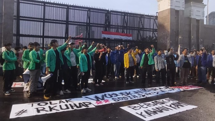 Mahasiswa Demo Tolak KUHAP Baru: Aksi di DPR, Gugatan ke MK!