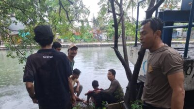 Bhabinkamtibmas Polsek Koja Selamatkan Remaja dari Arus Deras di Kali Sindang