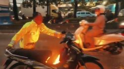 Motor Warga Terbakar di Tengah Banjir Jakbar, Polisi Sigap Padamkan Api di Genangan
