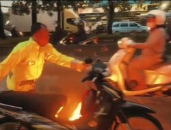 Motor Warga Terbakar di Tengah Banjir Jakbar, Polisi Sigap Padamkan Api di Genangan