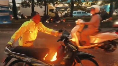 Motor Warga Terbakar di Tengah Banjir Jakbar, Polisi Sigap Padamkan Api di Genangan