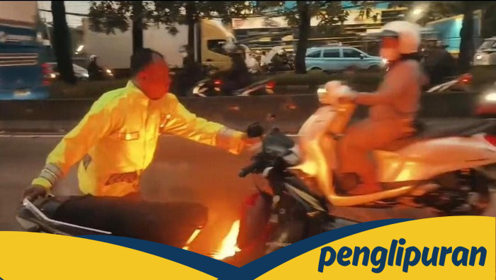 Motor Warga Terbakar di Tengah Banjir Jakbar, Polisi Sigap Padamkan Api di Genangan