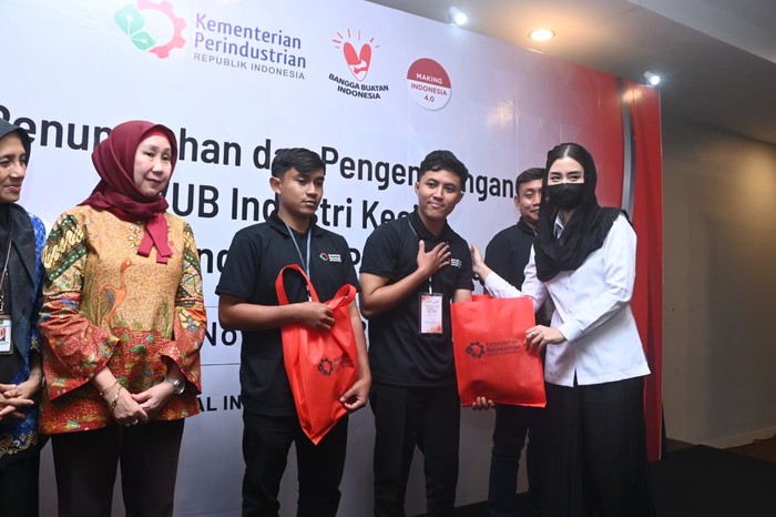 Novita Bina Barongan-Servis Motor: Anggota DPR Berdaya untuk IKM Trenggalek