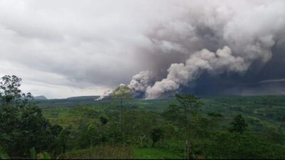 Erupsi Semeru Meneror, Awan Panas Menyebarkan Kebakaran Hingga 5,5 Km