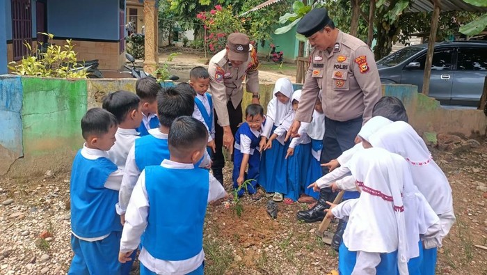 Polres Rohul Nyatakan Perang melawan Pencemaran Udara dengan 26 Pohon di Sekolah hingga Rumah Ibadah!