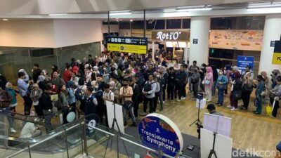 Pejuang Rupiah Jakarta: Kisah Terjebak Antrean Horor di Halte CSW